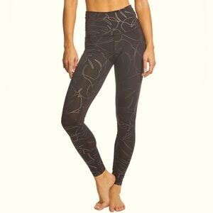 Beyond Yoga
Flashback High Waisted Midi Yoga Leggings➰